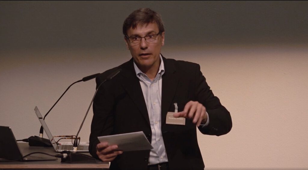 Ricardo Viviani speaking in a podium