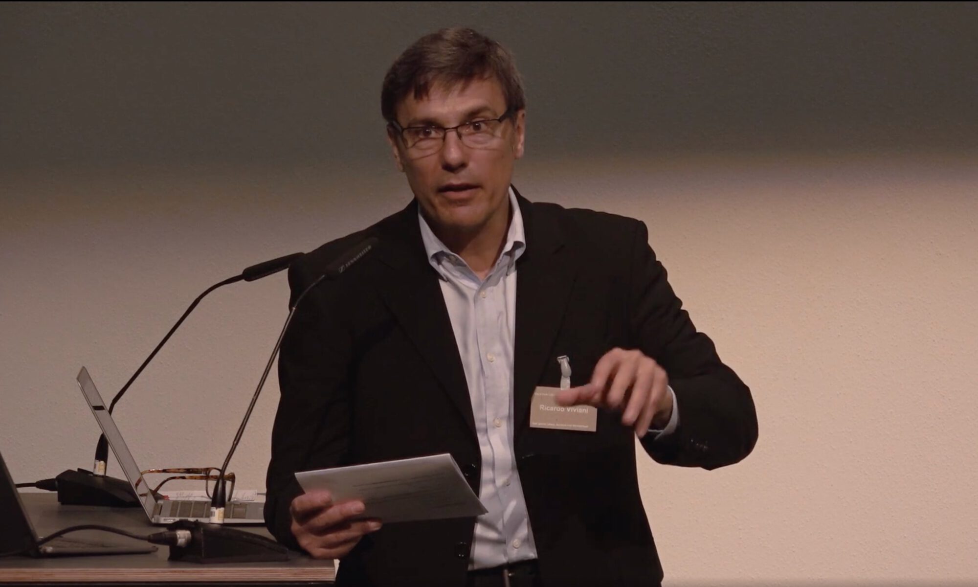 Ricardo Viviani speaking in a podium